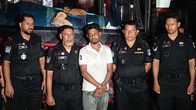 বাসে উঠে সন্দেহ হয় এরা যাত্রী নয়, কিছু দূর যেতেই বুকে ছুরি ধরে চায় ৫ লাখ টাকা