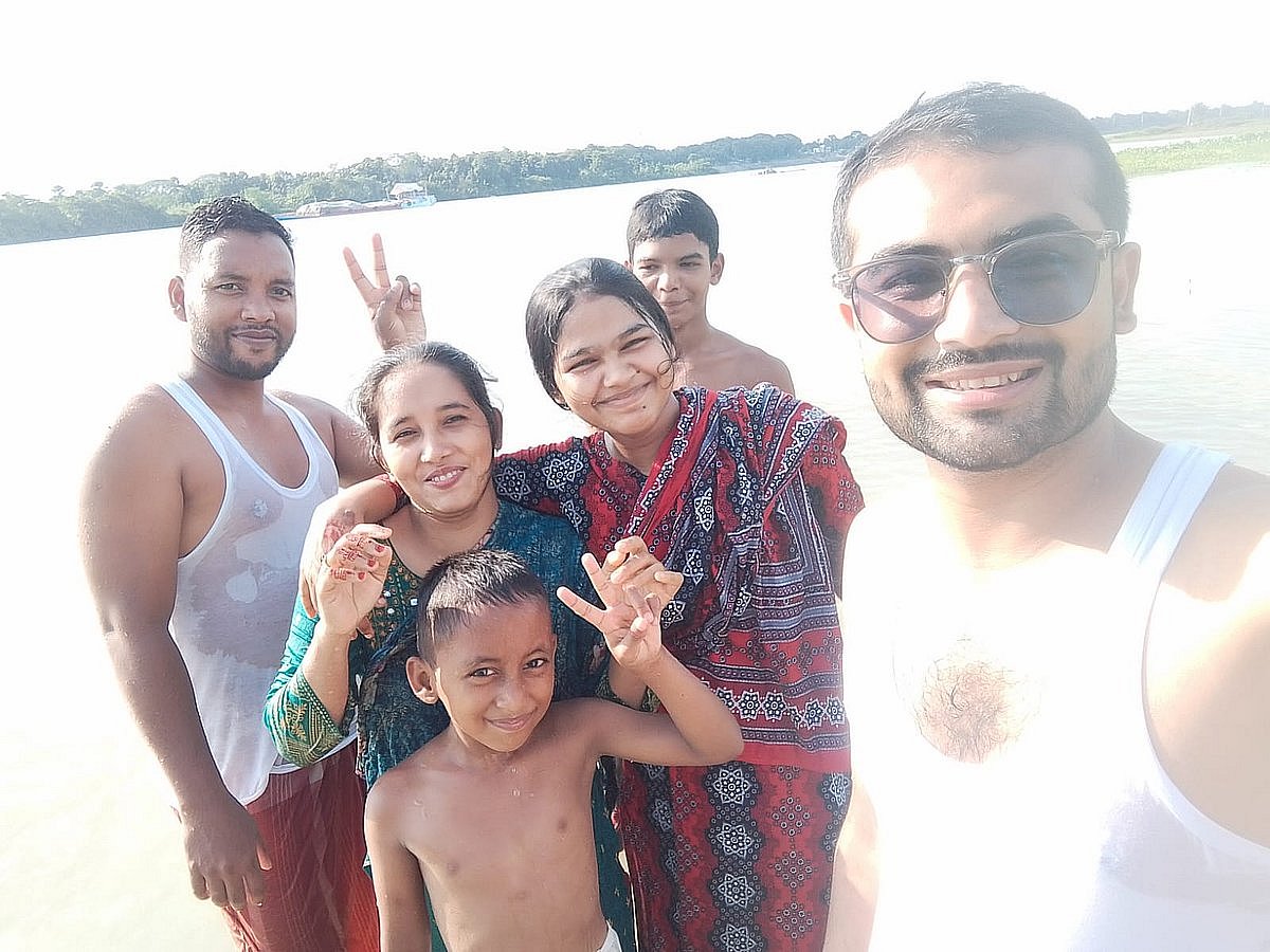 শীতলক্ষ্যা নদীতে গোসল করতে নামার আগে সেলফিতে নারী–শিশুসহ ছয়জন। তাঁদের মধ্যে পাঁচজন তলিয়ে গিয়েছিলেন। দুজনকে টেনে তোলা গেলেও অন্য তিনজন নিখোঁজ ছিলেন। আজ শনিবার সকালে একজনের লাশ উদ্ধার হয়েছে। অন্য দুজন এখনো নিখোঁজ