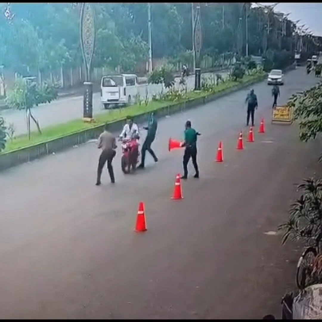 রাজশাহীতে পুলিশের তল্লাশিচৌকিতে থামার সংকেত অমান্য করে মোটরসাইকেল দিয়ে এক এসআইকে ধাক্কা দেওয়া হয়