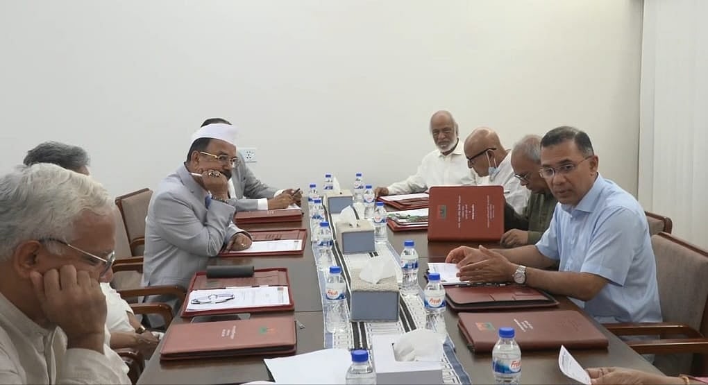বিএনপির জাতীয় স্থায়ী কমিটির সভায় প্রধানমন্ত্রী তারেক রহমানসহ দলের নেতারা। রাজধানীর গুলশানে দলের চেয়ারম্যানের রাজনৈতিক কার্যালয়, ১২ সেপ্টেম্বর