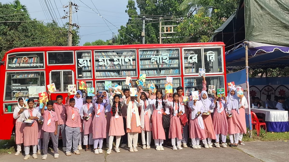 রাজশাহীতে বিশ্বসাহিত্য কেন্দ্রের বইপড়া কর্মসূচির পুরস্কার হাতে উচ্ছ্বসিত আলোর পাঠশালার শিক্ষার্থীরা। শনিবার বিকেলে রাজশাহী জেলা শিল্পকলা একাডেমিতে