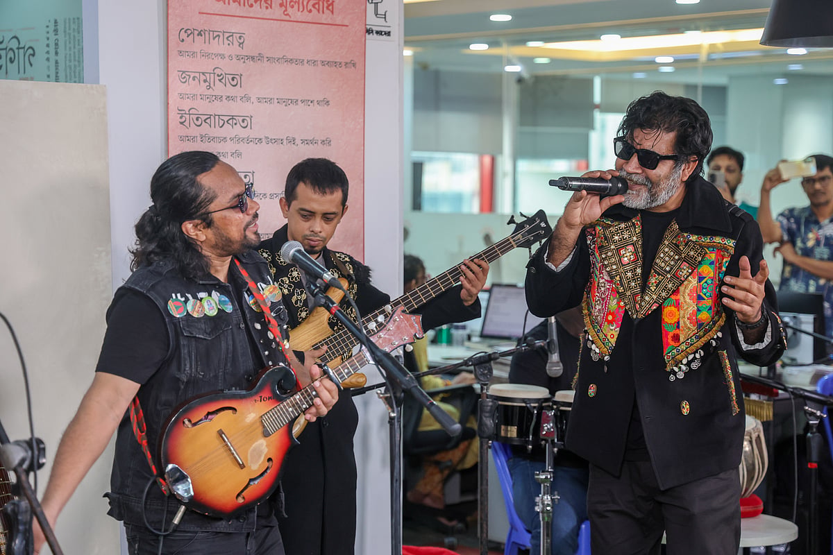 গতকাল প্রথম আলো কার্যালয়ে মিউজিক@ডেস্ক আয়োজনে সংগীত পরিবেশন করেন ইমন চৌধুরী ও তাঁর দল বেঙ্গল সিম্ফনি। ছবি: প্রথম আলো