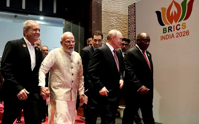 ভারতের নয়াদিল্লিতে ব্রিকস বিজনেস ফোরামে ইরানের প্রেসিডেন্ট মাসুদ পেজেশকিয়ান, ভারতের প্রধানমন্ত্রী নরেন্দ্র মোদি, রাশিয়ার প্রেসিডেন্ট ভ্লাদিমির পুতিন ও দক্ষিণ আফ্রিকার প্রেসিডেন্ট সিরিল রামাফোসা (বাঁ থেকে)