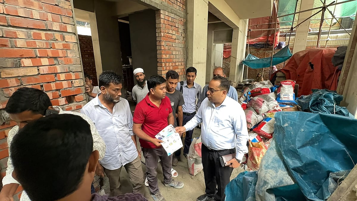 রাজধানীর মিরপুরের রূপনগর আবাসিক এলাকায় অভিযান পরিচালনার সময় সচেতনতামূলক লিফলেট বিতরণ করা হয়। ১৩ সেপ্টেম্বর