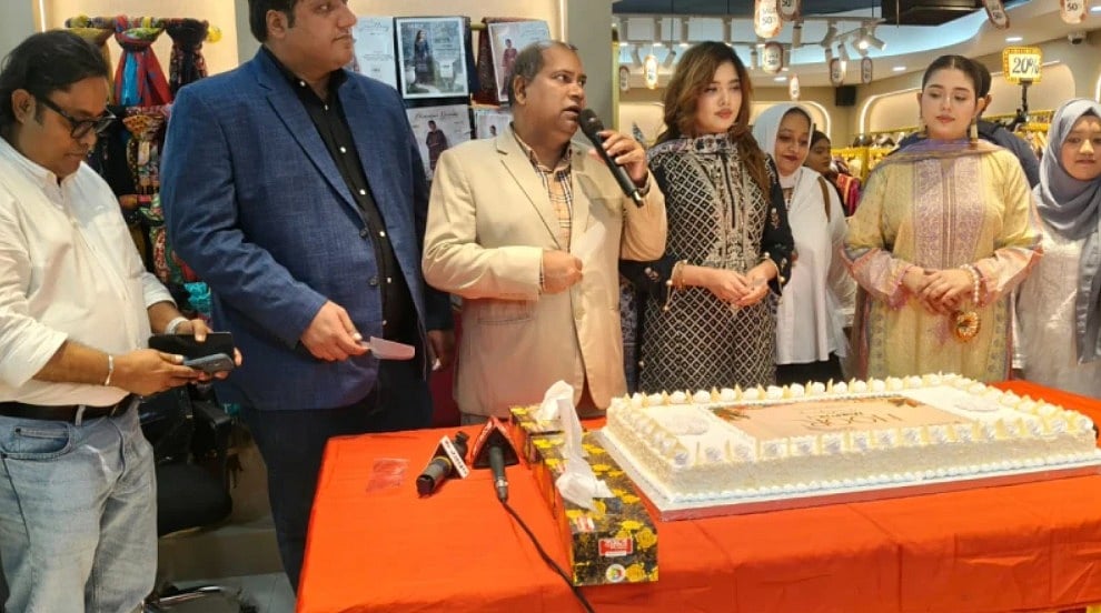 মিরপুরে ‘হুর’-এর আউটলেট উদ্বোধন অনুষ্ঠানে সংশ্লিষ্ট ব্যক্তিরা উপস্থিত ছিলেন