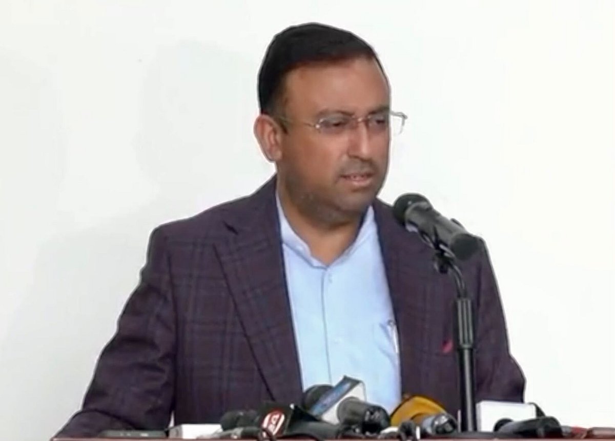 পররাষ্ট্র প্রতিমন্ত্রী হুমায়ুন কবির। আজ রোববার দুপুরে পররাষ্ট্র মন্ত্রণালয়ে