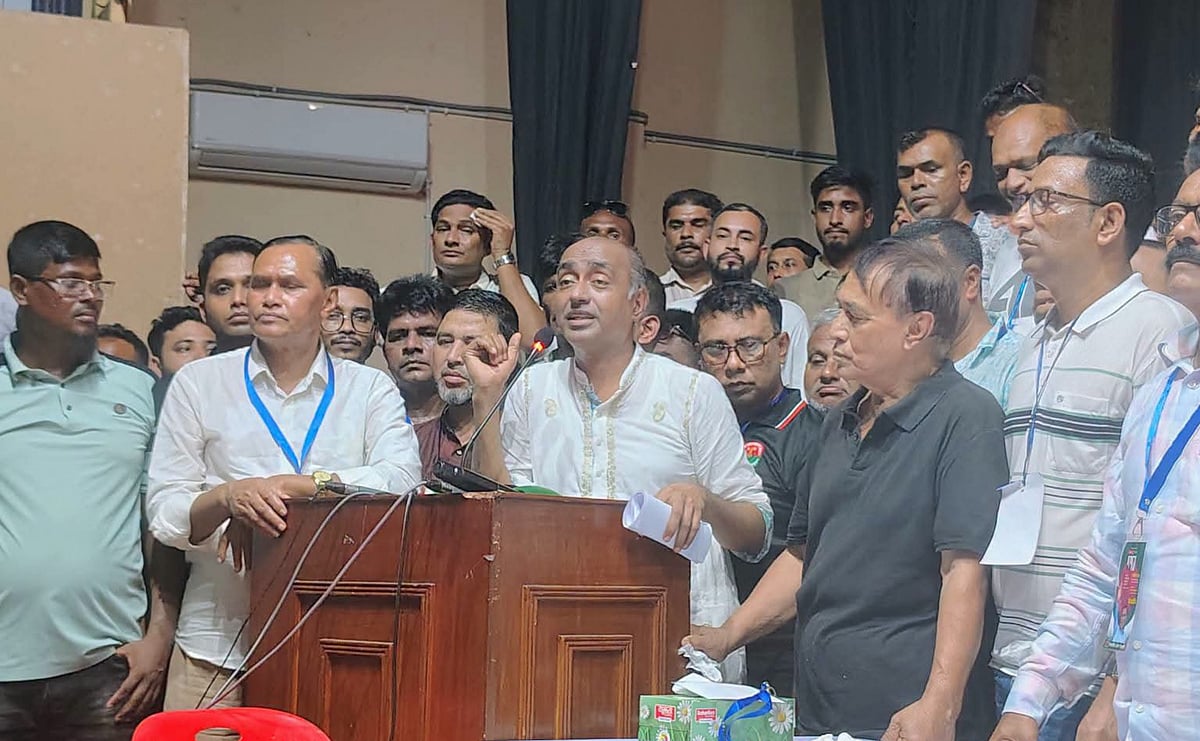 সাতক্ষীরা জেলা বিএনপি আয়োজিত বিএনপি ও অঙ্গসংগঠনের নেতাদের সঙ্গে মতবিনিময় সভায় বক্তব্য দেন আইনমন্ত্রী মো. আসাদুজ্জামান। শিল্পকলা একাডেমি, সাতক্ষীরা; ১৩ সেপ্টেম্বর ২০২৬