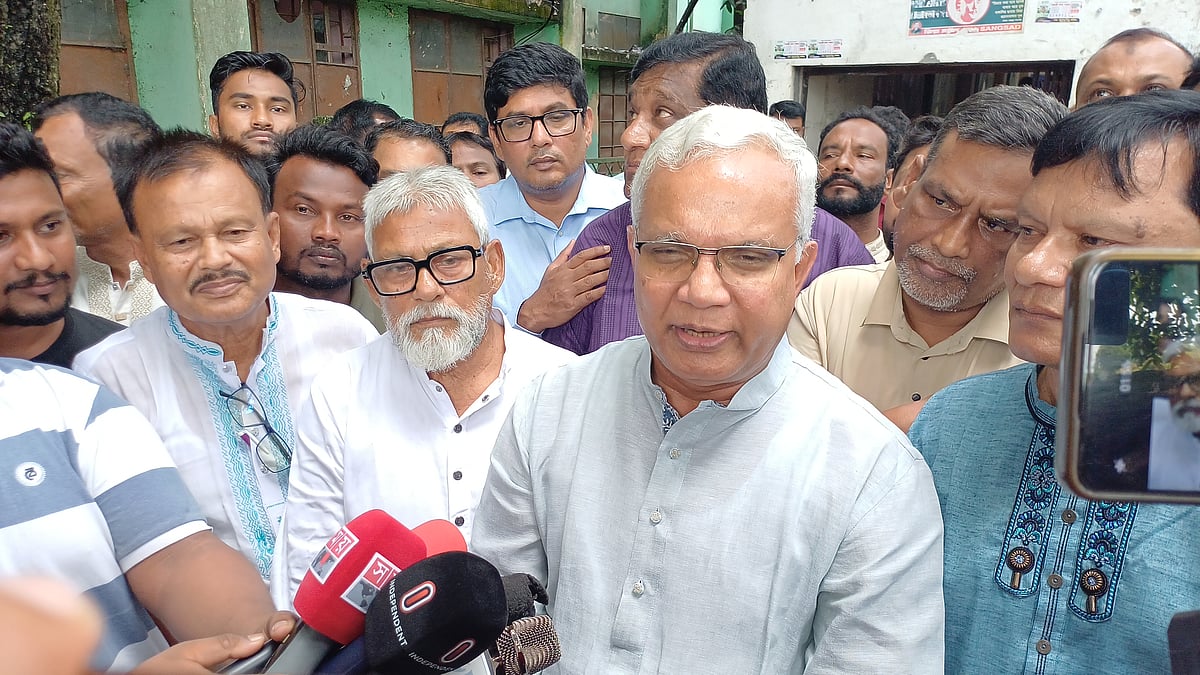 সাংবাদিকদের সঙ্গে কথা বলছেন সমাজকল্যাণ এবং মহিলা ও শিশুবিষয়ক মন্ত্রী এ জেড এম জাহিদ হোসেন