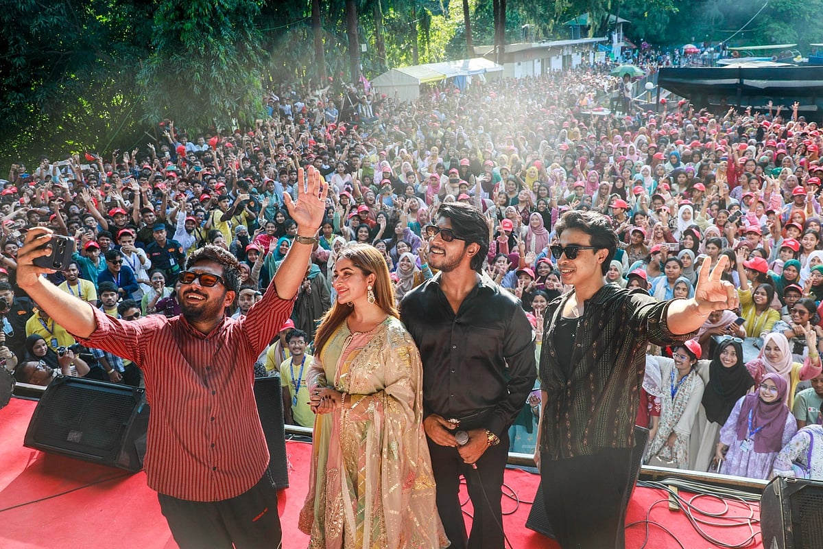 শিখো–প্রথম আলো জিপিএ ৫ সংবর্ধনা অনুষ্ঠানে শিক্ষার্থীদের সঙ্গে আনন্দে মেতেছেন অভিনয় শিল্পী খায়রুল বাসার, কেয়া পায়েল, তৌসিফ মাহবুব ও সংগীত শিল্পী তানভীর ইভান। আজ বিকেলে চট্টগ্রামের ফয়স লেক অ্যামিউসমেন্ট পার্কে