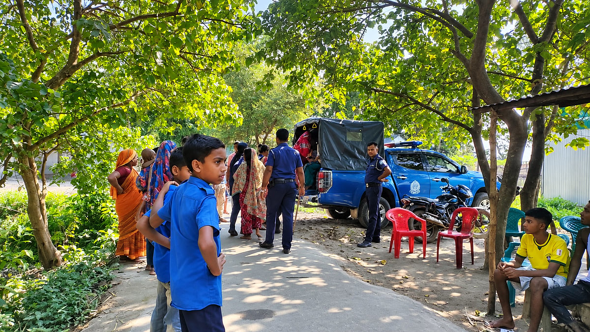 হাতকড়াসহ পালিয়ে যাওয়ার পর কিশোরগঞ্জের কুলিয়ারচরে কার্যক্রম নিষিদ্ধ আওয়ামী লীগের নেতা রেনু মিয়ার বাড়ির সামনে পুলিশের অবস্থান। সোমবার দুপুরে