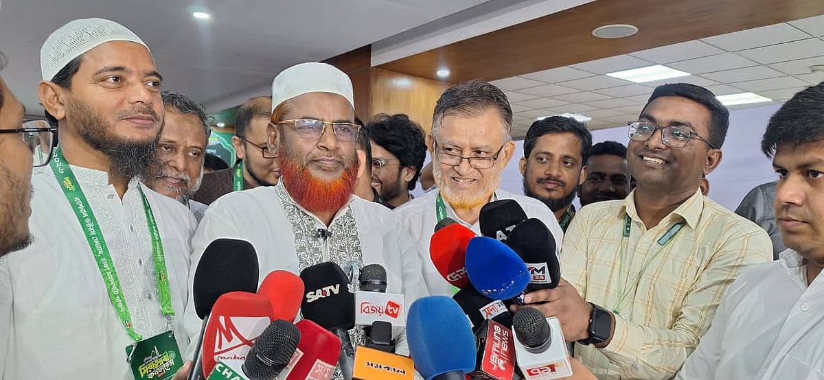 সাংবাদিকদের সঙ্গে কথা বলছেন বাংলাদেশ জামায়াতে ইসলামীর সেক্রেটারি জেনারেল মিয়া গোলাম পরওয়ার। আজ সোমবার বিকেলে রাজধানীর আইডিইবি মিলনায়তনে