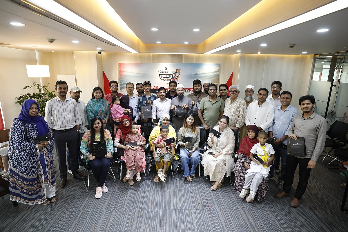 প্রথম আলো ও কল্লোল গ্রুপ অব কোম্পানিজের ঊর্ধ্বতন কর্মকর্তাদের সঙ্গে ক্রিডেন্স ফুটবল জিনিয়াসের বিজয়ীরা
