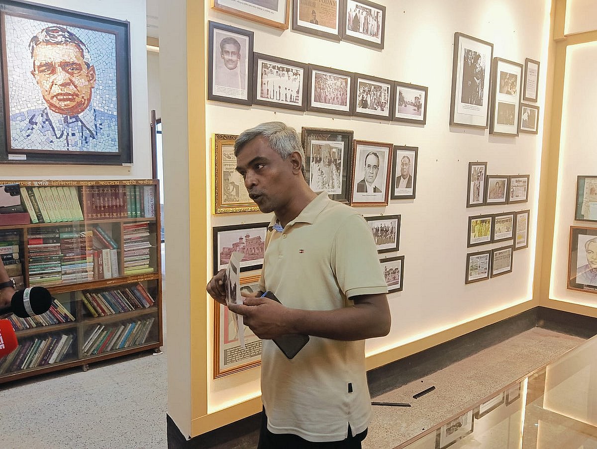 আজ সোমবার বেলা আড়াইটার দিকে ডাকসু সংগ্রহশালায় গিয়ে মোহাম্মদ আলী জিন্নাহর তিনটি ছবি ছিঁড়ে ফেলেন শিক্ষার্থী আবু তৈয়ব হাবিলদার