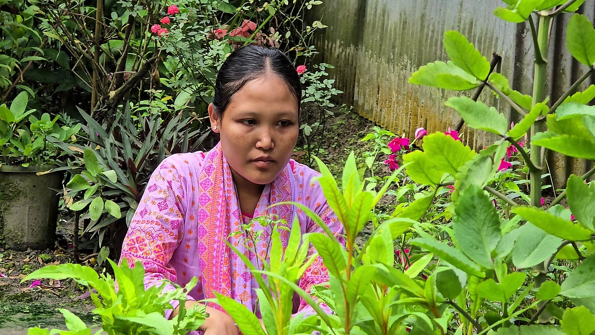 বাক্প্রতিবন্ধী সুমনা ম্রোং। ময়মনসিংহের ধোবাউড়া উপজেলার বণিপাড়ার বাড়িতে