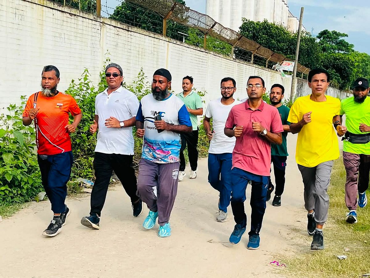 ‘সূর্যের আগে উঠি’—এমন স্লোগানে ভৈরবে দলবেঁধে প্রাতর্ভ্রমণে একদল মানুষ। সম্প্রতি মেঘনা সেতুর ব্রাহ্মণবাড়িয়ার আশুগঞ্জ প্রান্ত থেকে তোলা