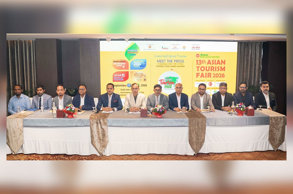 ঢাকায় অনুষ্ঠিতব্য তিন দিনের পর্যটন মেলা উপলক্ষে আয়োজিত সংবাদ সম্মেলনে উপস্থিত বাংলাদেশ পর্যটন করপোরেশনের চেয়ারম্যান মো. সামীমুজ্জামান, এশিয়ান ট্যুরিজম ফেয়ারের চেয়ারম্যান ও পর্যটন বিচিত্রার সম্পাদক মহিউদ্দিন হেলালসহ অন্য অতিথিরা। আজ সোমবার রাজধানীর গুলশানের একটি হোটেলে