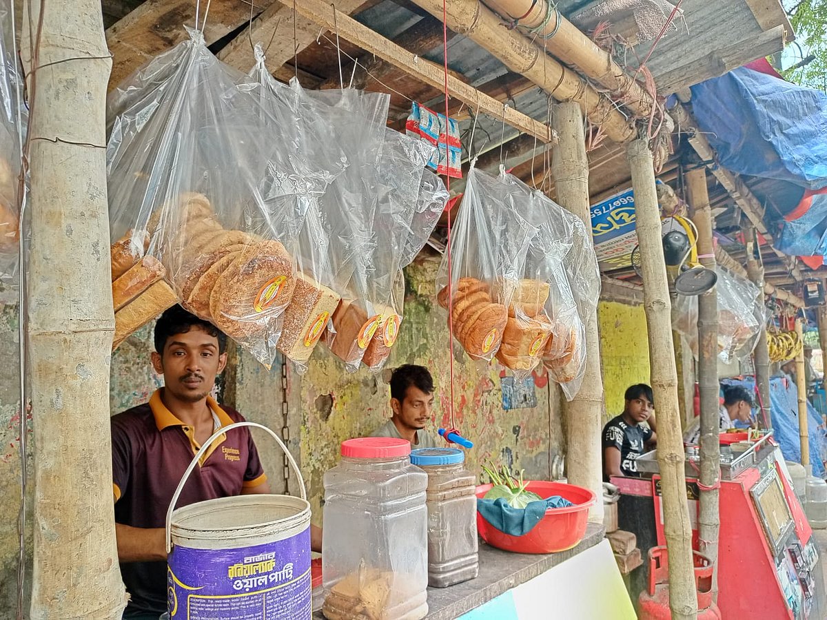 রাজধানীর মোহাম্মদপুরের আওরঙ্গজেব সড়কে চায়ের দোকানে সাজিয়ে রাখা হয়েছে রুটি ও কেক। গত রোববার সকালে ছবিটি তোলা হয়েছে