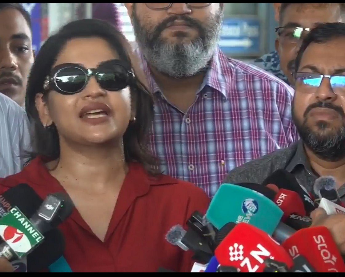 দেশে ফিরে সাংবাদিকদের সঙ্গে কথা বলছেন বাঁধন