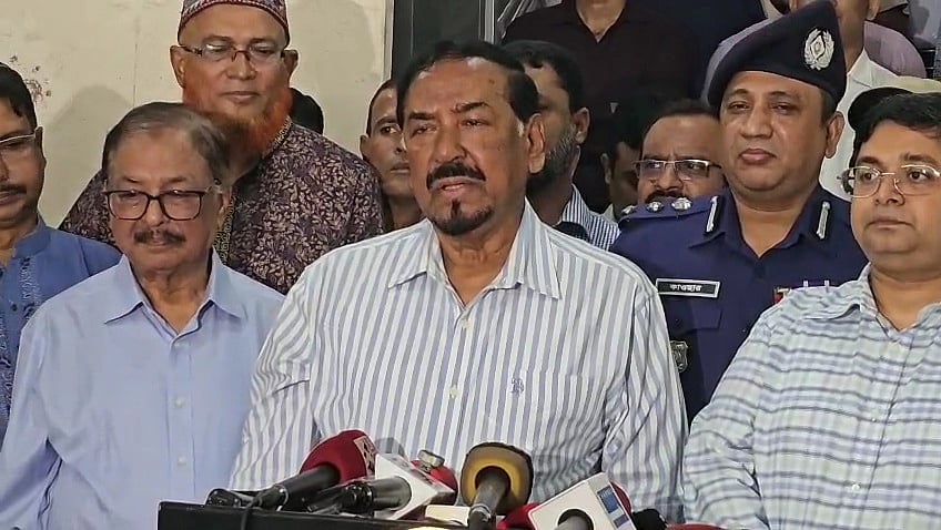 সার্কিট হাউসে সাংবাদিকদের বিভিন্ন প্রশ্নের জবাব দেন জাতীয় সংসদের স্পিকার হাফিজ উদ্দিন আহমদ (বীরবিক্রম)। ভোলা, ১৪ সেপ্টেম্বর ২০২৬
