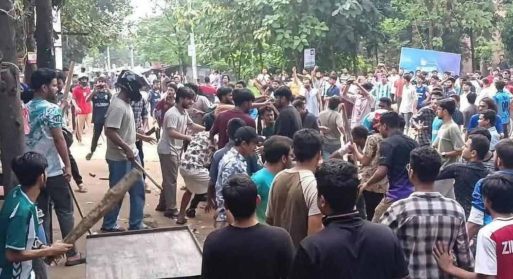জাহাঙ্গীরনগর বিশ্ববিদ্যালয়ে দোকানের মালিকানা নিয়ে বিশ্বকবি রবীন্দ্রনাথ ঠাকুর হল ও জাতীয় কবি কাজী নজরুল ইসলাম হলের শিক্ষার্থীদের মধ্যে সংঘর্ষে।  সোমবার দুপুরে তোলা ছবি