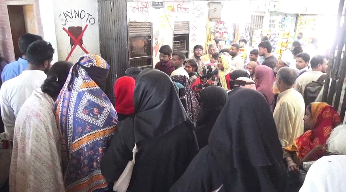ব্রাহ্মণবাড়িয়া রেলওয়ে স্টেশনে বেসরকারি ব্যবস্থাপনায় পরিচালিত তিতাস কমিউটার ট্রেনের কাউন্টার বন্ধ থাকায় যাত্রীদের ভিড়। সোমবার দুপুরে তোলা ছবি