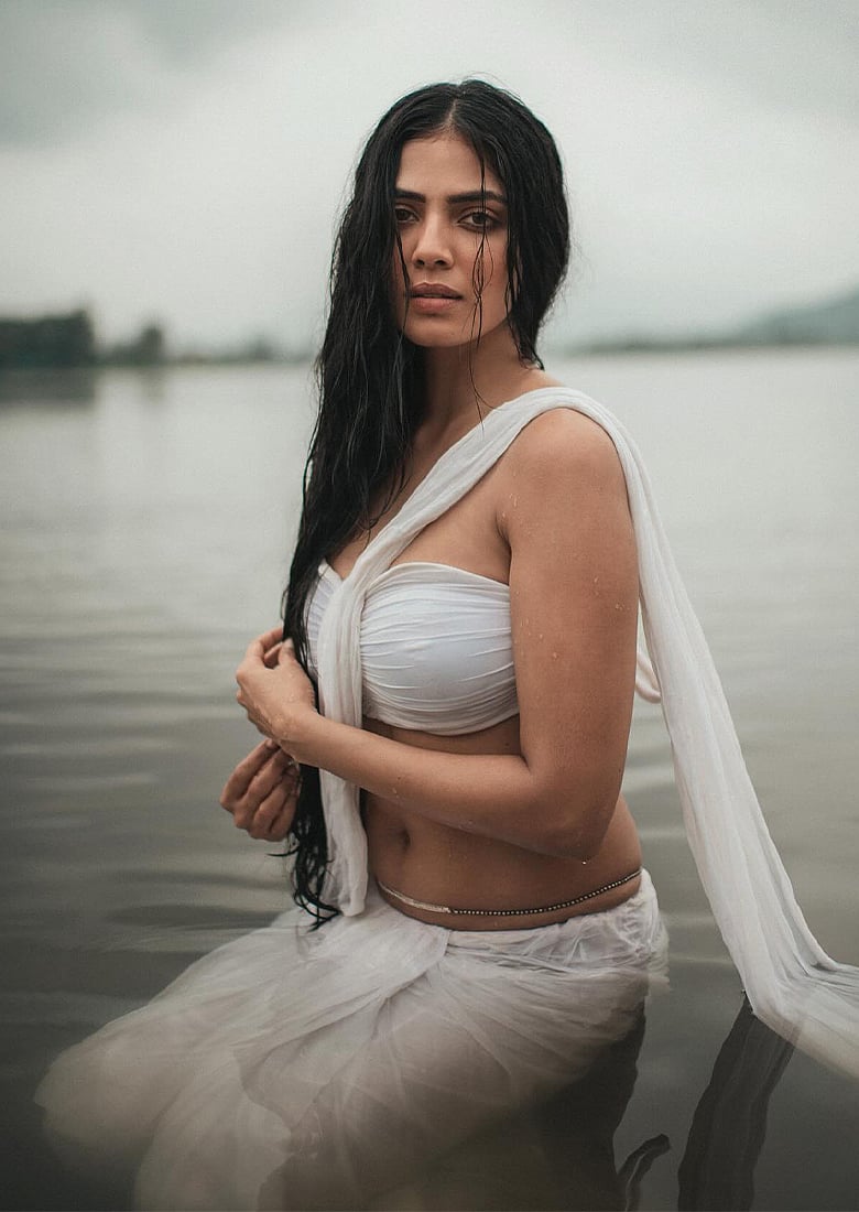 Image from source article: শ্বেতশুভ্র ১০ লুকে আকর্ষণ ছড়াচ্ছেন এই দক্ষিণি ডিভা