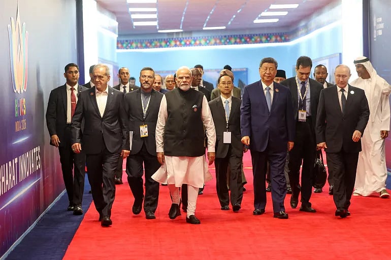 নয়াদিল্লিতে ব্রিকস সম্মেলনে ভারতের প্রধানমন্ত্রী নরেন্দ্র মোদী, রাশিয়ার প্রেসিডেন্ট ভ্লাদিমির পুতিন, চীনের প্রেসিডেন্ট সি চিন পিং এবং ইরানের প্রেসিডেন্ট মাসুদ পেজেশকিয়ান