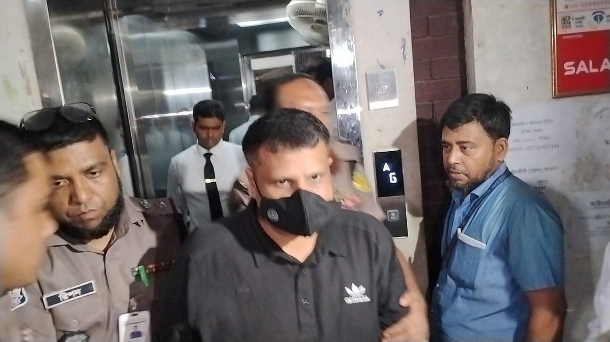 রিজেন্ট হাসপাতালের চেয়ারম্যান মোহাম্মদ সাহেদ করিমকে আজ সোমবার আদালতে হাজির করা হয়
