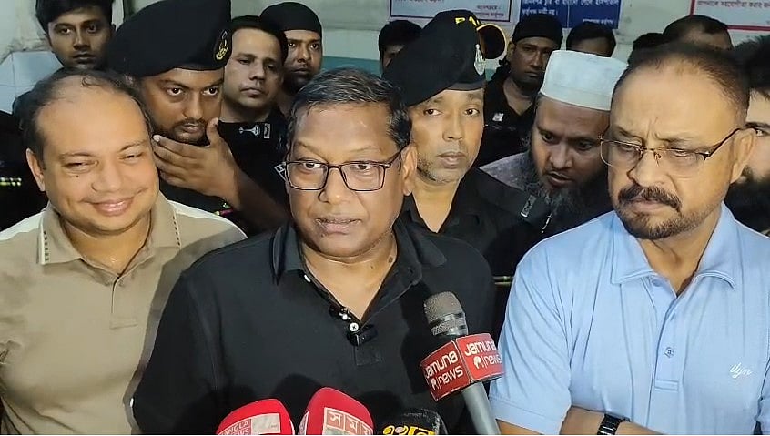 ময়মনসিংহ মেডিকেল কলেজ হাসপাতালে সাংবাদিকদের সঙ্গে কথা বলেন বিভাগীয় কমিশনার এস এম হুমায়ুন কবির সরকার। সোমবার রাত পৌনে ১১টার দিকে  