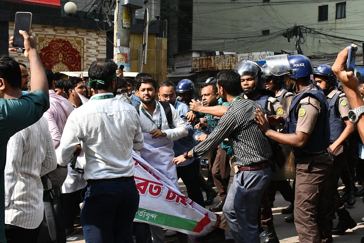 মতিঝিলের দিলকুশায় ইসলামী ব্যাংকের সামনে গ্রাহক ফোরামের সদস্যদের সঙ্গে চাকরিচ্যুত কর্মকর্তা-কর্মচারীদের মারামারির ঘটনা ঘটেছে।আজ সোমবার সকালে এ ঘটনা ঘটে