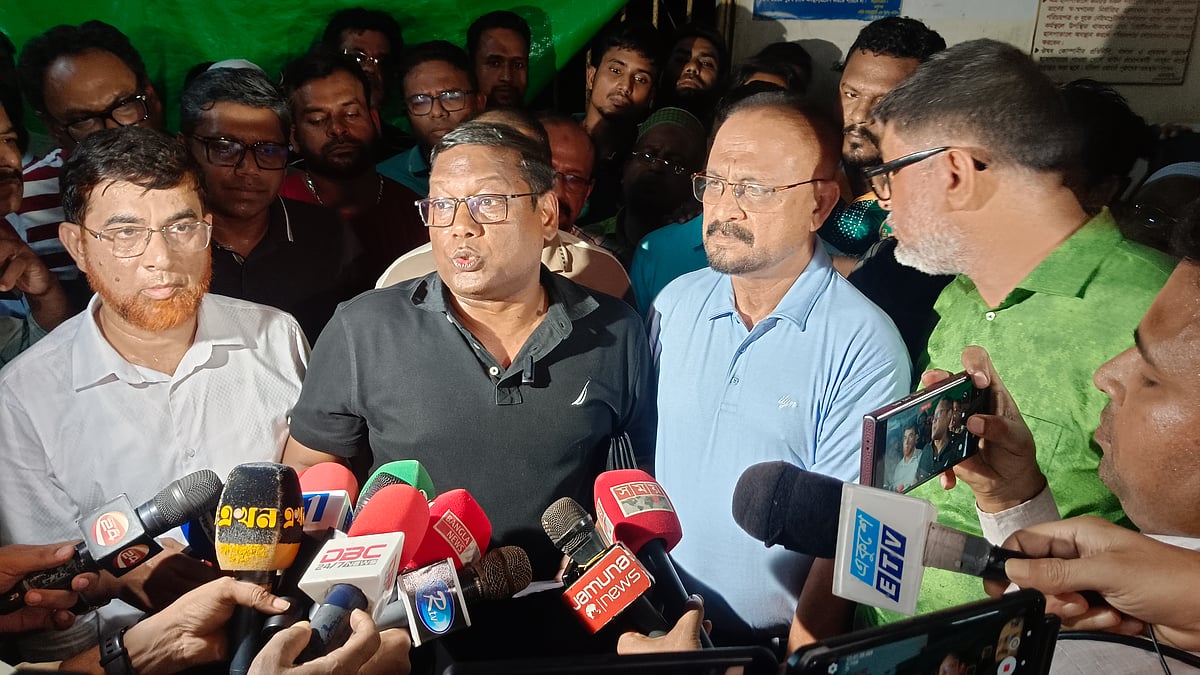 ময়মনসিংহ মেডিকেল কলেজ হাসপাতালে অগ্নিকাণ্ডের বিষয়ে ব্রিফিং করেন বিভাগীয় কমিশনার এস এম হুমায়ুন কবির সরকার ও সংসদ সদস্য আবু ওয়াহাব আকন্দ ওয়াহিদ। সোমবার দিবাগত রাত সাড়ে ১২ টার দিকে