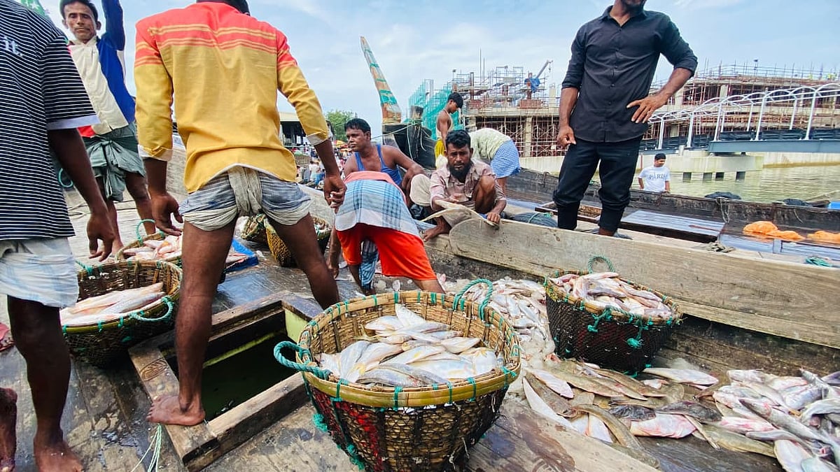 ঘাটে ভিড়েছে ট্রলার এফভি কুলসুমা। সঙ্গে সঙ্গে মাছ নামানোর কাজে লেগে পড়েন জেলেরা। গতকাল সকালে কক্সবাজারের নুনিয়াছটা ঘাটে