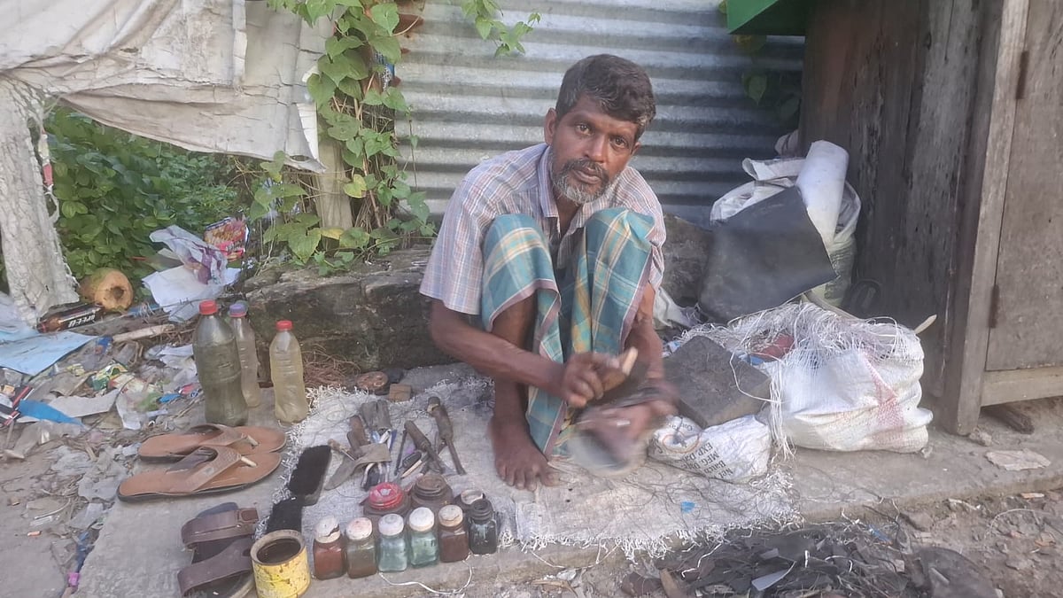 রাজশাহী নগরের কুমারপাড়া এলাকায় জুতা পলিশ করছেন গোপাল চন্দ্র দাস। ১৪ সেপ্টেম্বর ২০২৬