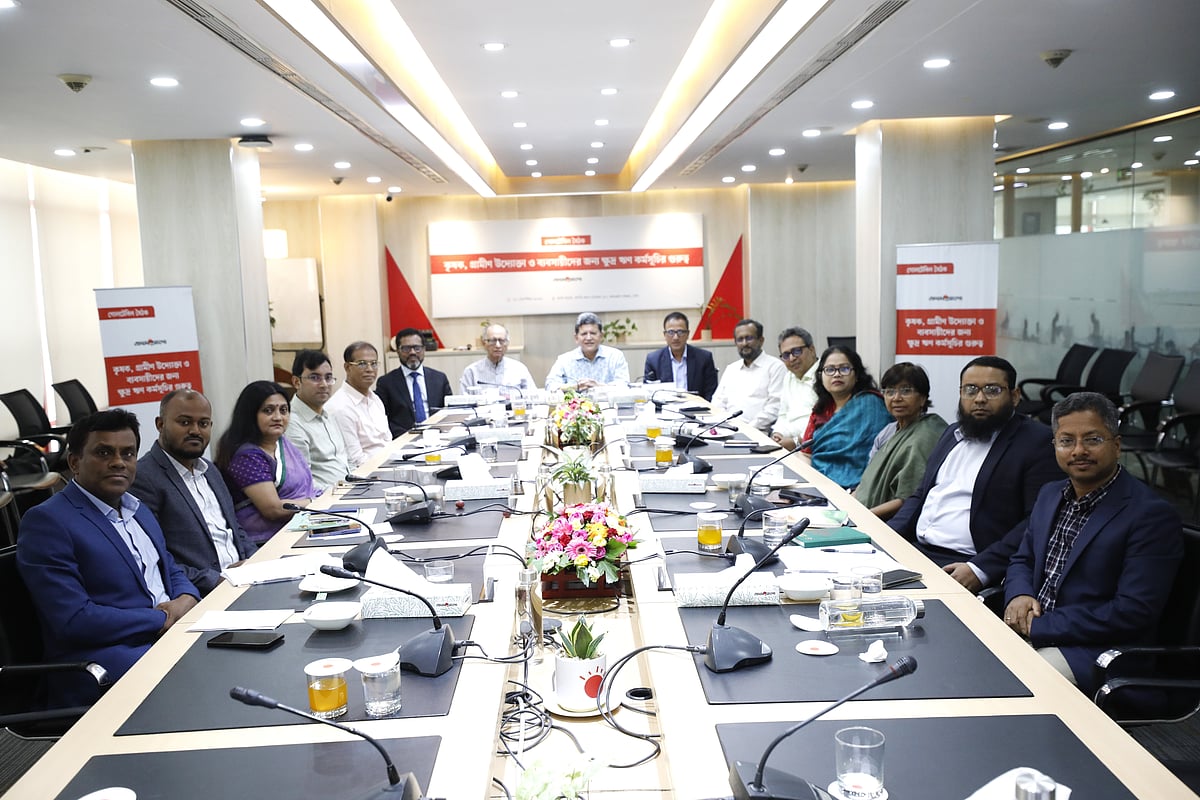 ‘কৃষক, গ্রামীণ উদ্যোক্তা ও ব্যবসায়ীদের জন্য ক্ষুদ্র ঋণ কর্মসূচির গুরুত্ব’ শীর্ষক গোলটেবিল বৈঠকে অংশগ্রহণকারীরা