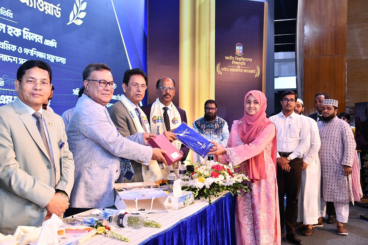 ‘জাতীয় বিশ্ববিদ্যালয় শিক্ষাবৃত্তি ও ভাইস চ্যান্সেলর অ্যাওয়ার্ড প্রদান অনুষ্ঠানে’ প্রধান অতিথি শিক্ষামন্ত্রী শিক্ষার্থীদের হাতে শিক্ষাবৃত্তি তুলে দেন