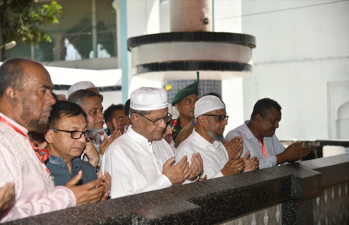 রাষ্ট্রপতি মির্জা ফখরুল ইসলাম আলমগীর একদিনের সফরে সিলেটে গিয়ে হজরত শাহজালাল (রহ.)–এর মাজার জিয়ারত করেন। মঙ্গলবার দুপুরে