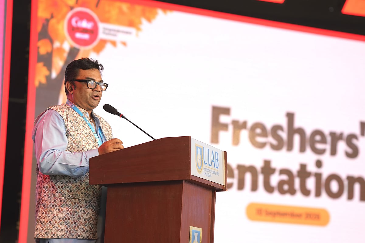 ইউল্যাবের উপাচার্য অধ্যাপক সামসাদ মর্তূজা নবীন শিক্ষার্থীদের স্বাগত জানিয়ে একাডেমিক শিক্ষার পাশাপাশি বিশ্ববিদ্যালয়ের বিভিন্ন কার্যক্রমে অংশগ্রহণের মাধ্যমে নিজেদের বিকশিত করার আহ্বান জানান। ছবি: ইউল্যাবের সৌজন্যে