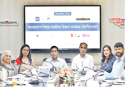 গোলটেবিল বৈঠকে (বাঁ থেকে) জেনা দেরাখশানি হামাদানি, মেহ্নাজ রব্বানী, মো. আবদুর রহিম, মোহাম্মদ নাছির উদ্দিন, এশা হুসাইন ও মোহাম্মদ মোয়াজ্জেম হোসেন। গতকাল রাজধানীতে প্রথম আলো কার্যালয়ে