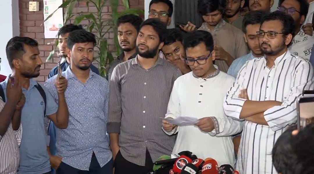 সহ-উপাচার্য (প্রশাসন) অধ্যাপক মোহাম্মদ আলমোজাদ্দেদী আলফেছানীর সঙ্গে বৈঠকের পর সাংবাদিকদের ব্রিফ করেন ডাকসুর সাধারণ সম্পাদক (জিএস) এস এম ফরহাদ। আজ মঙ্গলবার দুপুরে ঢাকা বিশ্ববিদ্যালয়ের রেজিস্ট্রার ভবনে