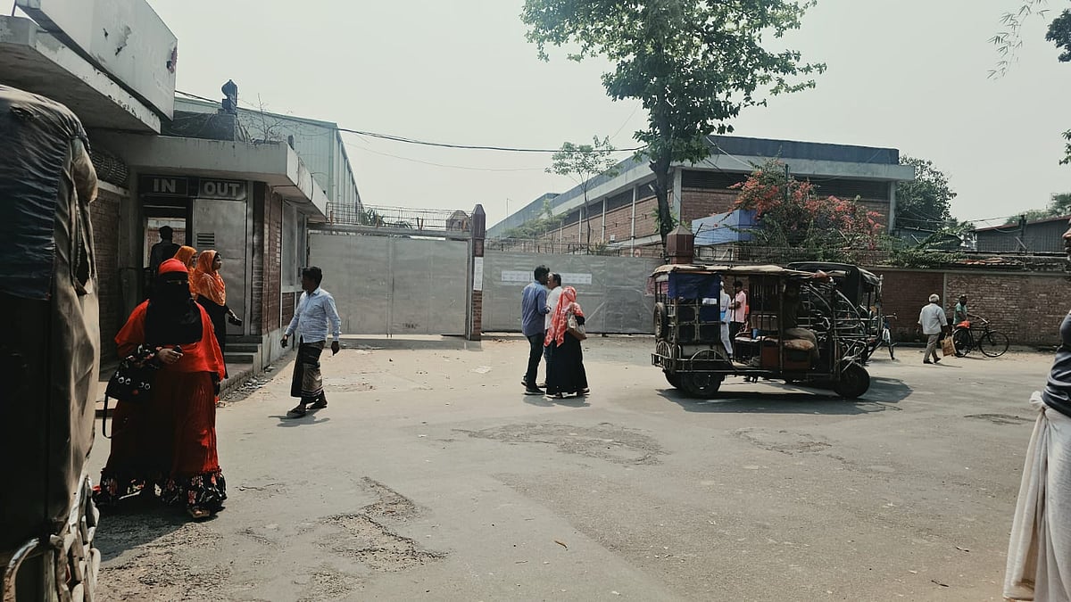 গাজীপুরের কাশিমপুর এলাকায় বেক্সিমকো ইন্ডাস্ট্রিয়াল পার্কের গেট। এখানকার অনেক শ্রমিক এখন জীবিকার তাগিদে পেশা পরিবর্তন করেছেন
