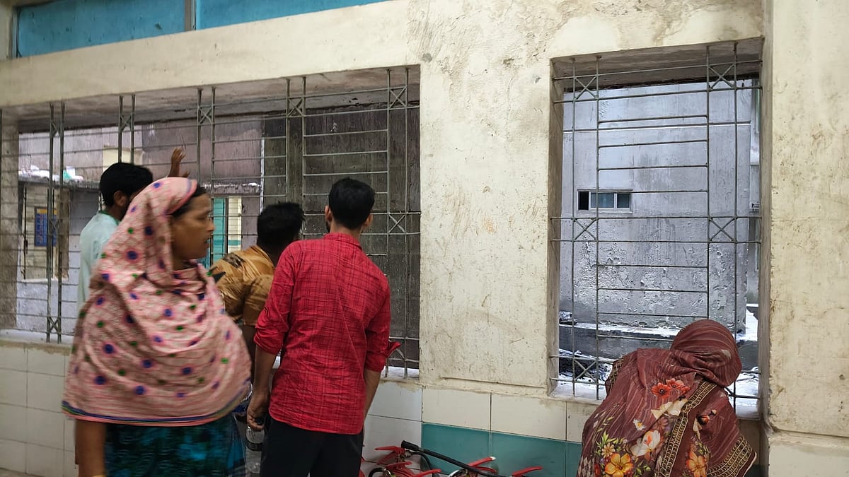 ময়মনসিংহ মেডিকেলের নতুন ভবনে আগুন লাগার স্থান দেখছিলেন রোগীর স্বজনেরা। আজ মঙ্গলবার সকালে তোলা