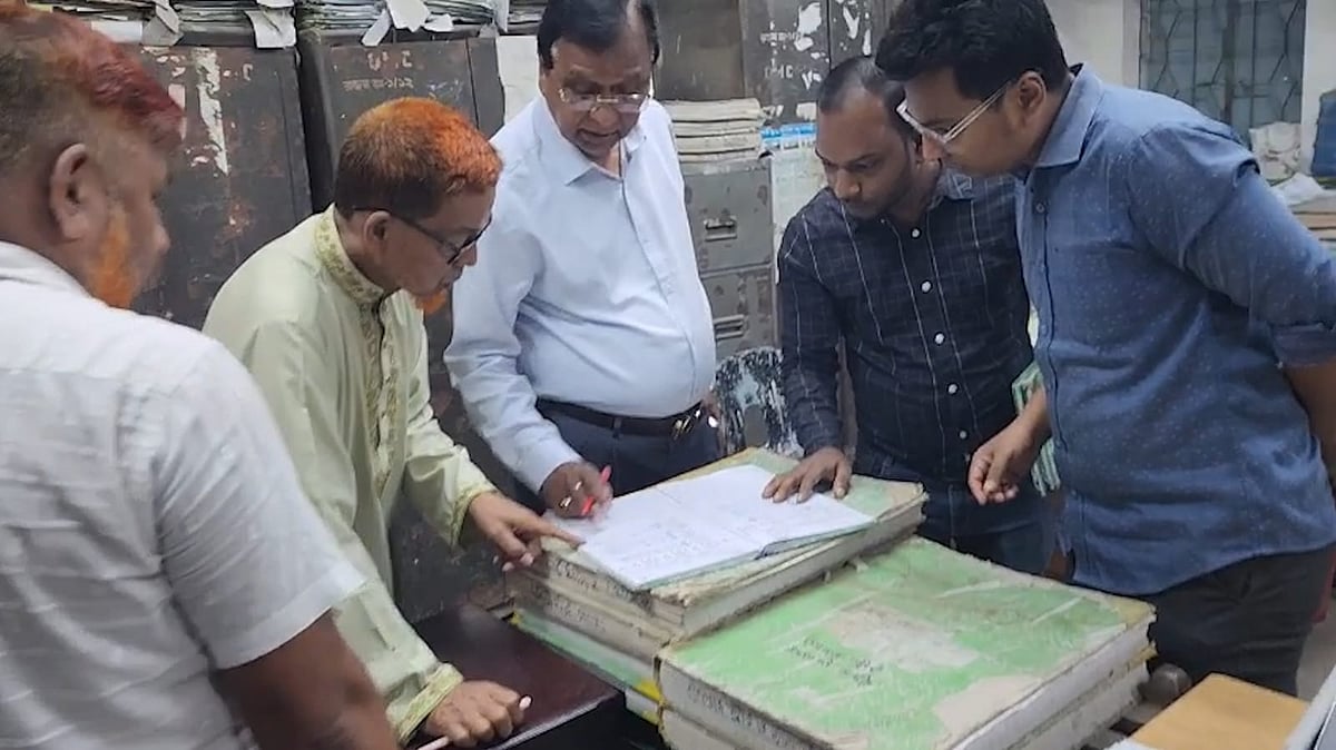 কার্যালয়ে ঢুকে প্রশাসক মো. আবদুস সালাম বিভিন্ন কক্ষ ঘুরে দেখেন। পরে হাজিরা খাতা যাচাই করেন