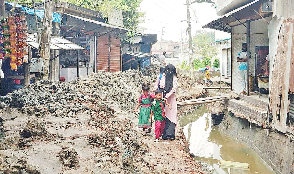 ড্রেন নির্মাণের জন্য সড়কের এক পাশে গর্ত করে মাটি ফেলে রাখা হয়েছে আরেক পাশে। এতে ভোগান্তিতে পড়েছেন চলাচলকারীরা। গতকাল মুন্সিগঞ্জ শহরের বৈখর এলাকায়