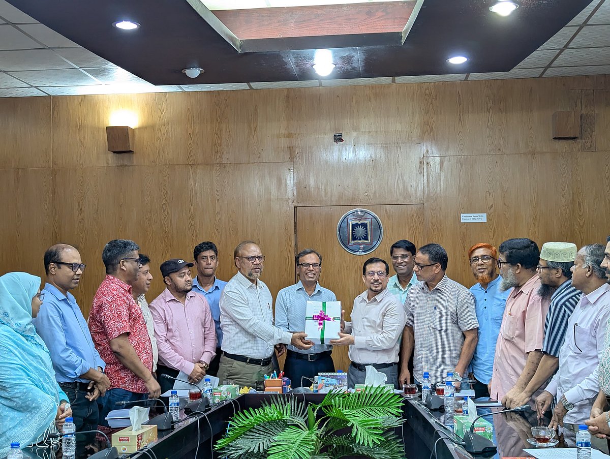 বিশ্ববিদ্যালয়ের ছয়টি বিভাগের প্রতিনিধিদের কাছে কোডিং পদ্ধতি বাস্তবায়নের প্রয়োজনীয় উপকরণ হস্তান্তর করা হয়। আজ মঙ্গলবার সকাল সাড়ে ১০টার দিকে বিশ্ববিদ্যালয়ের প্রশাসন ভবনের সম্মেলনকক্ষে