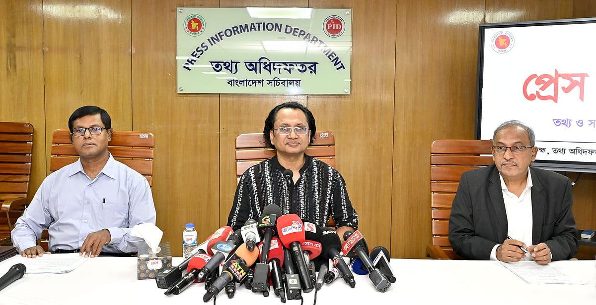 সরকারের কর্মকাণ্ড তুলে ধরতে আজ মঙ্গলবার সচিবালয়ে আয়োজিত নিয়মিত সংবাদ সম্মেলনে বক্তব্য দেন উপদেষ্টা জাহেদ উর রহমান