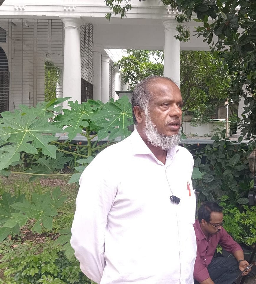 জুলাই শহীদ মেহেরুন্নেসা তানহার বাবা মোশারফ হোসেন রায় ঘোষণার পর ট্রাইব্যুনাল প্রাঙ্গণে সাংবাদিকদের সঙ্গে কথা বলেন। ১৫ সেপ্টেম্বর