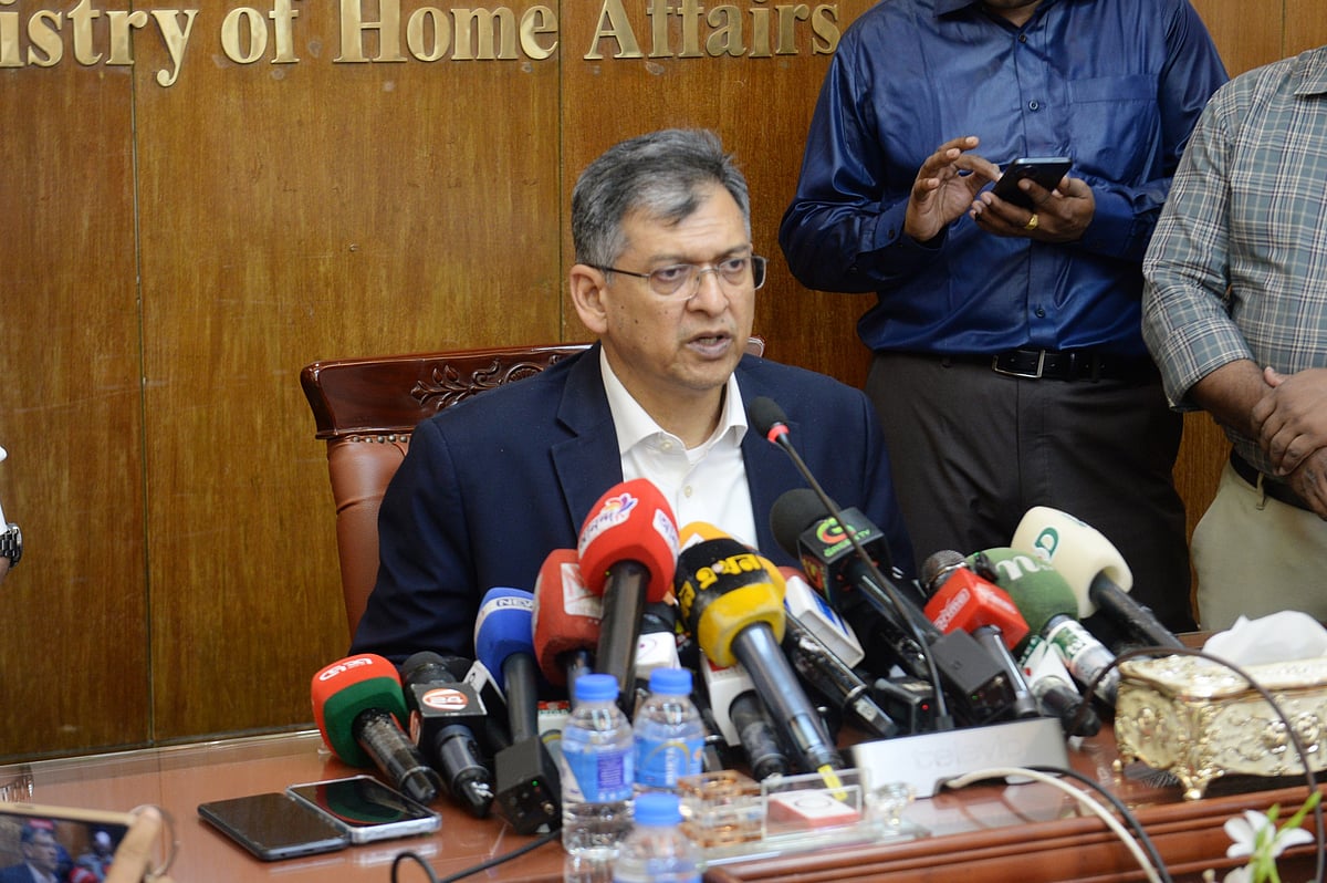 মন্ত্রণালয়ে সভা শেষে সাংবাদিকদের বিভিন্ন প্রশ্নের জবাব দেন স্বরাষ্ট্রমন্ত্রী সালাহউদ্দিন আহমদ। ১৫ সেপ্টেম্বর