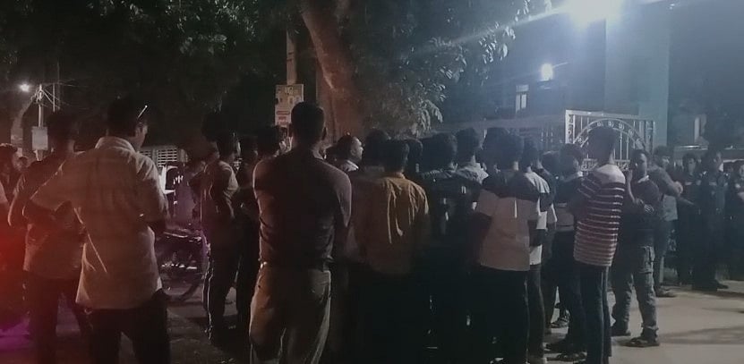 চাঁপাইনবাবগঞ্জে পুলিশ সুপারের কার্যালয়ের সামনে বিক্ষোভ করেন ছাত্রদলের নেতা–কর্মীরা। গতকাল সোমবার রাতে