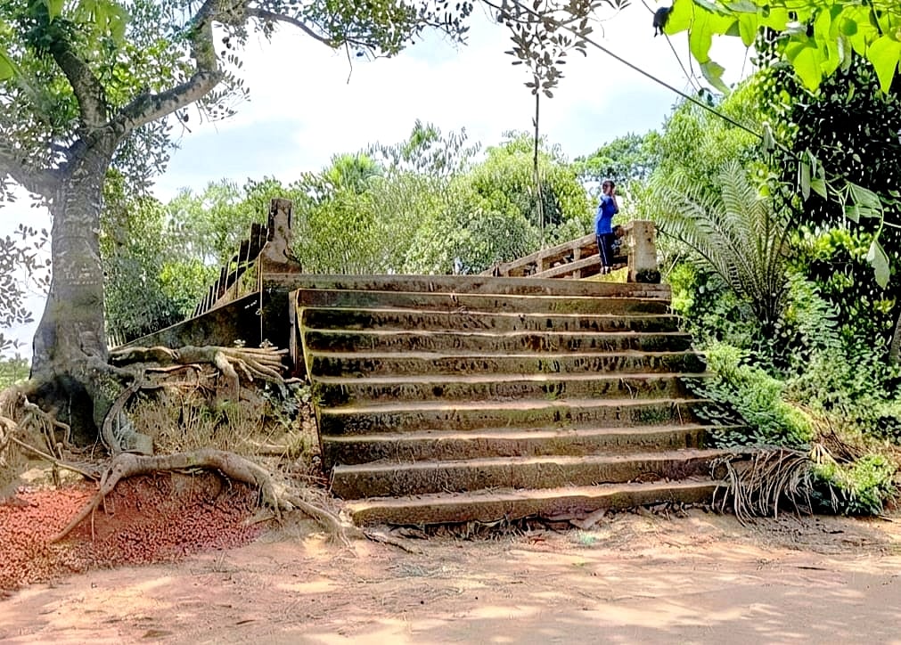 কুমিল্লার বুড়িচং উপজেলার বাকশিমুল গ্রামে ২৮ বছর আগে সেতুটি নির্মিত হলেও সংযোগ সড়ক না থাকায় কোনো যানবাহন চলাচল করেনি। সেতুর এক পাশে চলাচলের জন্য স্থানীয়রা নির্মাণ করেছেন সিঁড়ি। সম্প্রতি তোলা