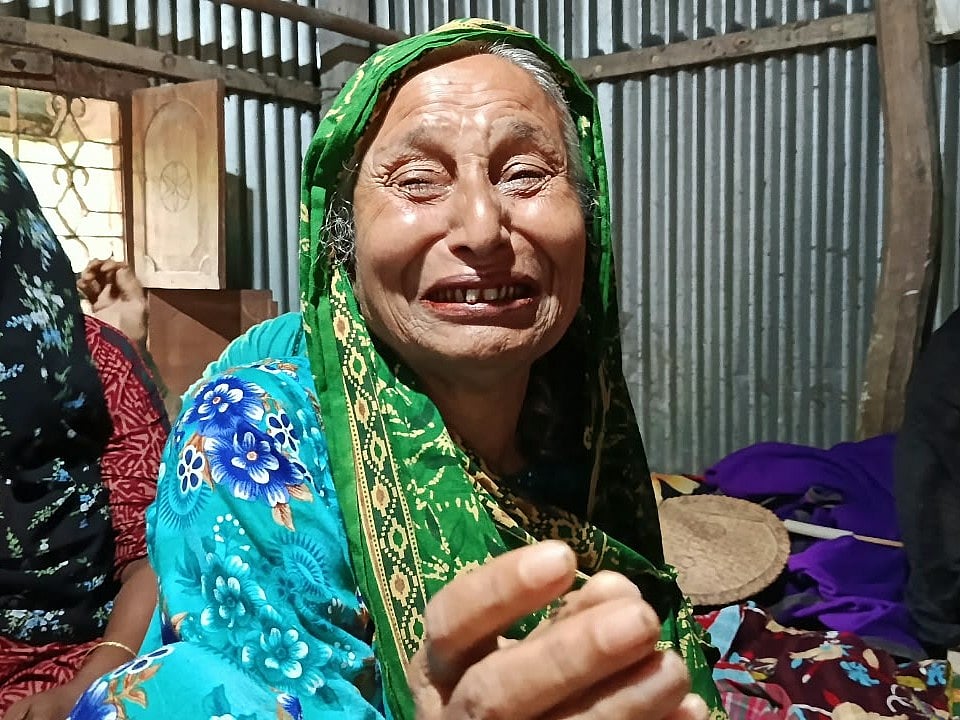 ময়মনসিংহের ফুলবাড়িয়া উপজেলার রাঙ্গামাটিয়া ইউনিয়নের বিষ্ণুরামপুর গ্রামের শাহাজাহান মনিরের মৃত্যুতে আহাজারি করছেন তাঁর মা হাওয়া খাতুন। ছবিটি আজ মঙ্গলবার দুপুরে তোলা